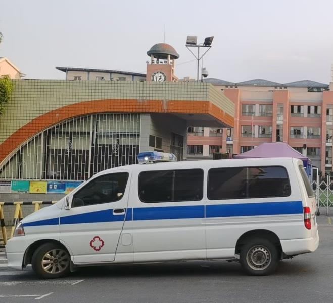 山根镇救护车出租护送骨折病人一公里多少钱